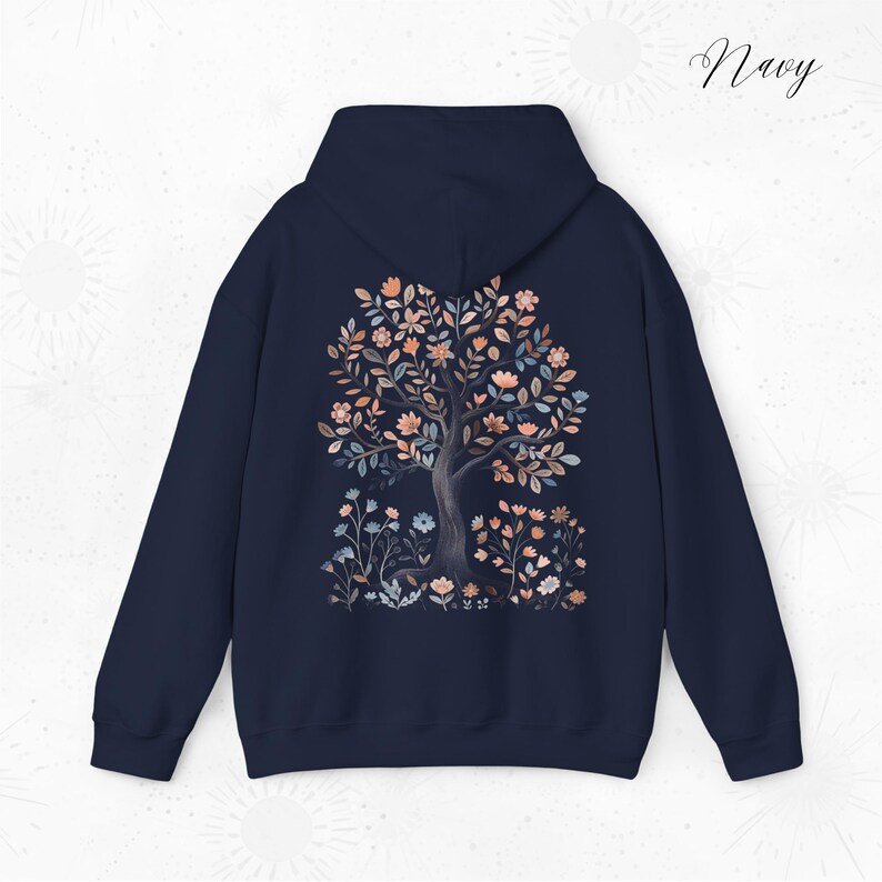 Peut inclure: Un sweat &agrave; capuche bleu marine avec un motif d'arbre floral au dos. L'arbre est de couleur brun clair avec des fleurs roses, orange et bleues.