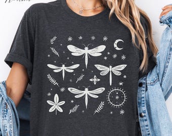 Camiseta de libélula lunar, camiseta gráfica de bruja del bosque, camiseta de insecto místico, regalos de bruja goblincore, ropa gótica de witchcore alternativo oscuro
