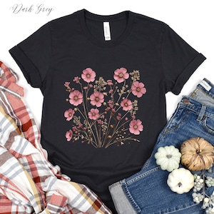 Maglietta rosa tenue con fiori selvatici, maglietta con fiori selvatici, abbigliamento cottagecore floreale, maglietta boho con fiori, maglietta grafica floreale fairycore, top boho immagine 11