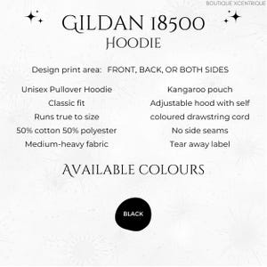 Op de afbeelding: Een witte afbeelding met de tekst "GILDAN 18500 HOODIE" en productdetails. Kenmerken zijn een unisex pullover hoodie, klassieke pasvorm en verstelbare capuchon met een zelfgekleurd trekkoord. De beschikbare kleur is zwart.