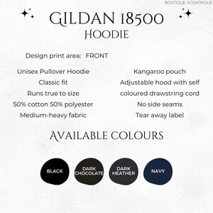 Op de afbeelding: Gildan 18500 Hoodie in zwart, donker chocolade, donker grijs melange en marine. Unisex pullover hoodie met een kangoeroezak, verstelbare capuchon met zelfkleurige trekkoord, geen zijnaden en een afritsbaar label.  Valt normaal uit en is gemaakt van 50% katoen en 50% polyester.