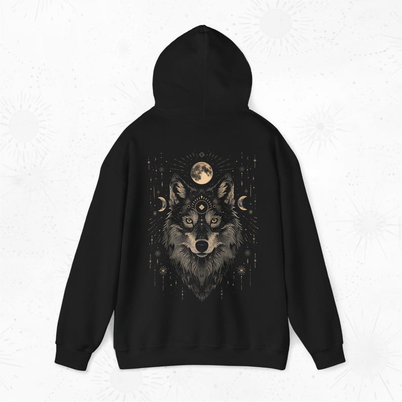 K&ouml;nnte beinhalten: Schwarzer Kapuzenpullover mit einem grafischen Aufdruck eines Wolfskopfes mit einem dritten Auge und einem Vollmond dahinter.