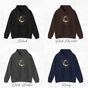 Op de afbeelding: Vier hoodies in verschillende kleuren: zwart, donkerbruin, donkergrijs en marineblauw. Elke hoodie heeft een gouden halve maan en sterrenprint.