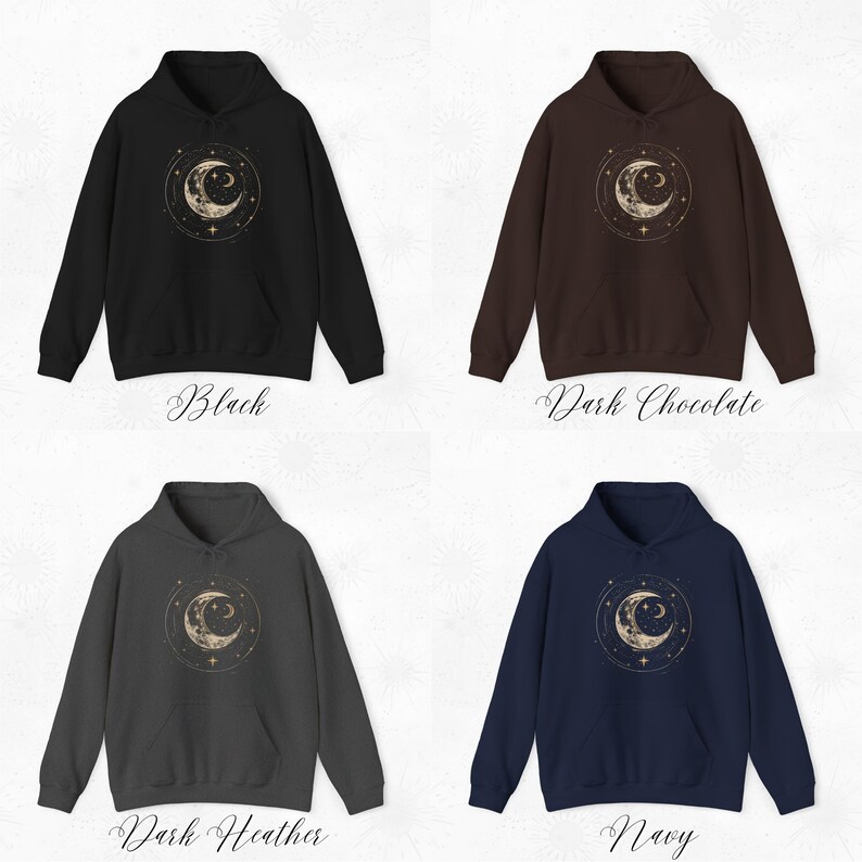 Op de afbeelding: Vier hoodies in verschillende kleuren: zwart, donkerbruin, donkergrijs en marineblauw. Elke hoodie heeft een gouden halve maan en sterrenprint.