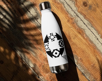 Pode incluir: Uma garrafa de água de aço inoxidável branca com um design geométrico preto. O design apresenta um círculo com uma série de triângulos e quadrados pretos.