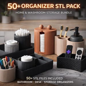 Op de afbeelding: Een verzameling badkamer- en bureau-organizers in verschillende kleuren en stijlen. De afbeelding toont containers voor wattenstaafjes, wattenschijfjes, tandenborstels en een zeepdispenser. De tekst luidt "50+ ORGANIZER STL PACK" en "HOME & WASHROOM STORAGE BUNDLE."