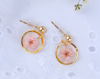 Petits clous d'oreilles délicats « myosotis » en résine, petites boucles d'oreilles florales en résine, jolies boucles d'oreilles roses, boucles d'oreilles fleurs, inspiration nature