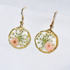 Handgemaakte bloem harsoorbellen, bloemen boho-oorbellen, bloemenoorbellen, gouden sieraden, &#39;vergeet-mij-nietje&#39;, jubileumcadeau, lente-esthetiek
