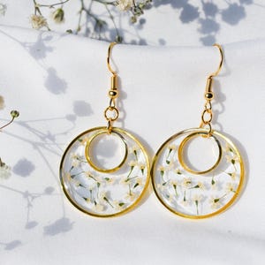 Handmade Circle Queen Anne&#39;s Lace Resin Earrings, Dried Flower Earrings, Gold Circle Jewelry, Floral Earrings, Gift for Her, Bridesmaid Gift