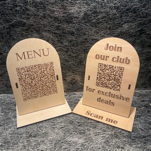 Código QR con soporte de madera con texto o número