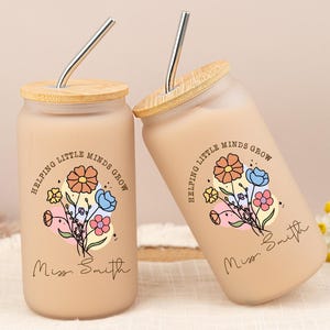 Vaso de vidrio "Ayudando a las pequeñas mentes a crecer", vaso de vidrio personalizado para maestros, regalo de agradecimiento para maestros, taza de café para maestros, taza floral para maestros