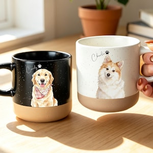 Könnte beinhalten: Zwei Keramikbecher mit gesprenkelter Oberfläche. Der schwarze Becher zeigt eine Illustration eines Golden Retrievers mit dem Namen Candy und einer Pfote. Der weiße Becher zeigt eine Illustration eines Hundes mit dem Namen Charlie.
