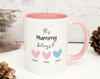 Personalisierte Tasse für Mama, diese Mama gehört Geschenk, Muttertagsbecher, erster Muttertagsbecher, für Mama von Kindern, von Kindern, Geburtstag