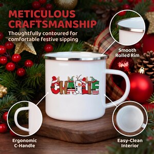 K&ouml;nnte beinhalten: Ein wei&szlig;er Emaillebecher mit einer festlichen Grafik des Namens Charlie, der in weihnachtlich gestalteten Buchstaben geschrieben ist. Der Becher verf&uuml;gt &uuml;ber einen glatten, silbernen Rand, einen stabilen C-Henkel und ein wei&szlig;es Inneres.