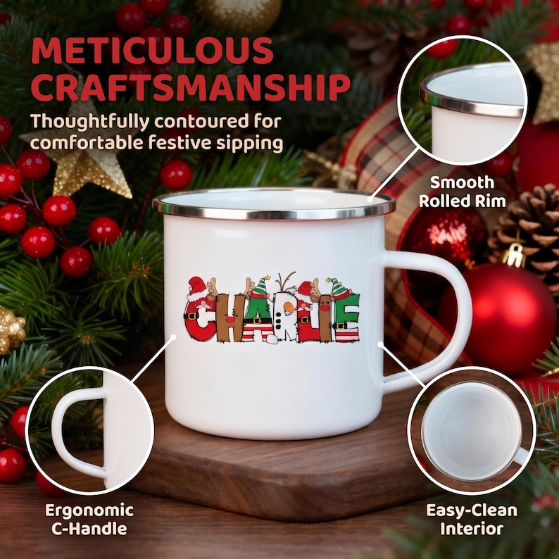 K&ouml;nnte beinhalten: Ein wei&szlig;er Emaillebecher mit einer festlichen Grafik des Namens Charlie, der in weihnachtlich gestalteten Buchstaben geschrieben ist. Der Becher verf&uuml;gt &uuml;ber einen glatten, silbernen Rand, einen stabilen C-Henkel und ein wei&szlig;es Inneres.