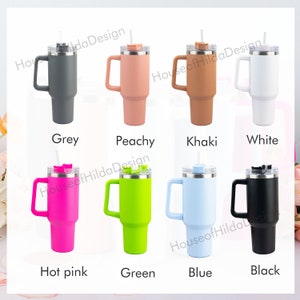 Pu&ograve; includere: Dieci colori diversi di bicchieri in acciaio inossidabile con manici e coperchi. I colori sono grigio, pesca, kaki, bianco, rosa acceso, verde, blu e nero.