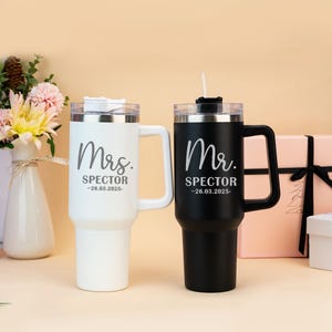 Bicchiere termico personalizzato "Mr and Mrs" da 1,2 litri con manico e cannuccia, tazza da viaggio per sposi, regalo di fidanzamento, per feste di matrimonio o per la luna di miele. immagine 2
