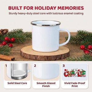 K&ouml;nnte beinhalten: Ein wei&szlig;er Emaille-Becher mit silbernem Rand und Henkel. Der Text lautet: BUILT FOR HOLIDAY MEMORIES, Sturdy heavy-duty steel core with lustrous enamel coating, Solid Steel Core, Smooth Glazed Finish, Vivid Fade-Proof Print, und CHARLIE.