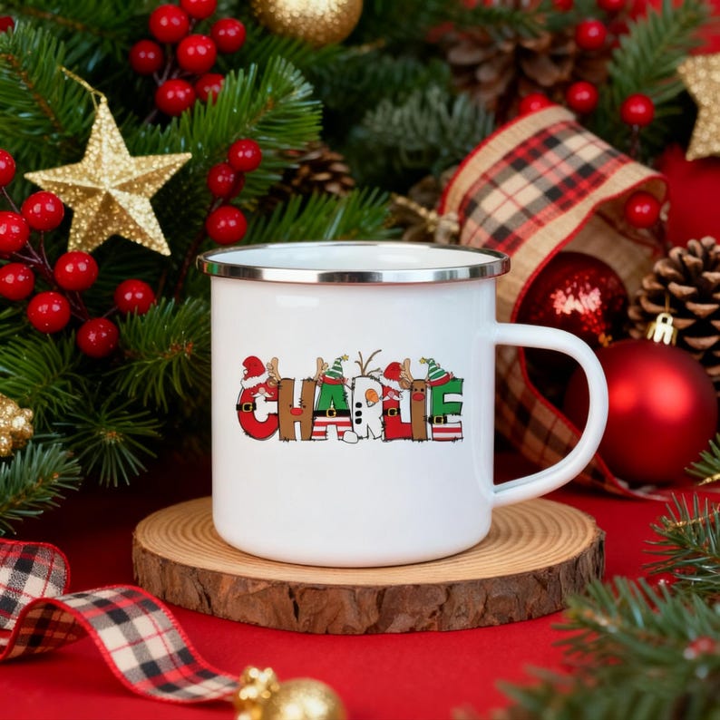K&ouml;nnte beinhalten: Ein wei&szlig;er Emaille-Becher mit silbernem Rand, der den Namen CHARLIE in bunten, weihnachtlichen Buchstaben zeigt. Jeder Buchstabe ist mit Weihnachtsmotiven wie Weihnachtsmannm&uuml;tzen, Elfenh&uuml;ten, Rentiergeweihen und Streifenmustern verziert.