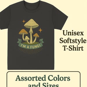Peut inclure: Un t-shirt gris foncé avec un motif de champignons et le texte "I'm a Fungi". Le t-shirt est un t-shirt unisexe de style doux.