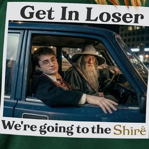 Può includere: T-shirt verde scuro con un'immagine umoristica di Harry Potter e Gandalf in un'auto, con la scritta "Get In Loser, We're going to the Shire". L'immagine è in una cornice bianca.
