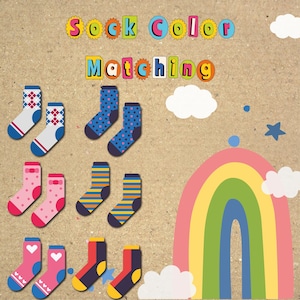 Könnte beinhalten: Eine farbenfrohe Illustration mit Sockenpaaren in verschiedenen Mustern und Farben, darunter Argyle, Polka Dots und Streifen. Der Text "Sock Color Matching" ist über den Socken abgebildet, mit einem Regenbogen und Wolken im Hintergrund.