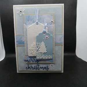 Grande carte de voeux de Noël faite main de 5 x 7 pouces - étiquettes, arbres et vélin bleus et blancs