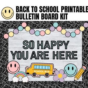 Puede incluir: Un kit imprimible para tablón de anuncios con temática escolar. El diseño incluye una carita sonriente, un autobús escolar, un arcoíris, una flor y un lápiz. El texto dice "Back to School Printable Bulletin Board Kit" y "So Happy You Are Here".