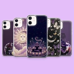 Peut inclure: Une collection de cinq coques de téléphone avec différents motifs. Les coques présentent des illustrations d'un chat noir avec un chapeau de sorcière, un visage de soleil, une femme méditant avec des bougies, des papillons et un chapeau de sorcière avec le texte "You are full of magic."
