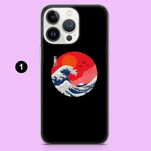 Pode incluir: Capa de telem&oacute;vel preta com um design de onda japonesa. Apresenta um sol vermelho, ondas brancas e p&aacute;ssaros voando. Tem uma borda transparente e um recorte para a c&acirc;mara.