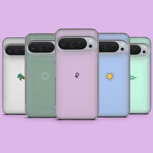 Puede incluir: Cinco fundas de teléfono en fila, cada una con un color pastel diferente y un pequeño gráfico. Los gráficos incluyen una tortuga, un sol, una flor y un dinosaurio. Las fundas tienen un borde transparente.