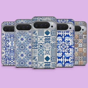 Puede incluir: Cinco fundas para teléfono con intrincados patrones de azulejos azules y blancos. Cada funda presenta un diseño diferente, incluyendo motivos florales, geométricos y abstractos. Las fundas están dispuestas en fila sobre un fondo lila claro.