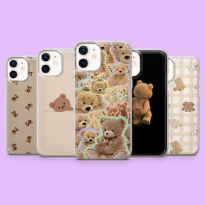 Op de afbeelding: Vijf telefoonhoesjes met teddybeerontwerpen. De hoesjes hebben verschillende patronen, waaronder herhaalde beermotieven, een enkele berenillustratie en een collage van teddyberen. Kleuren zijn onder meer bruin, bruin en zwart.