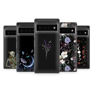 Puede incluir: Una colección de fundas negras para teléfonos con varios diseños. Una funda presenta un esqueleto, otra mariposas y una luna creciente, una tercera lavanda y una luna, la cuarta flores y la última un diseño de fases lunares.