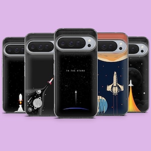 Op de afbeelding: Een verzameling van vijf telefoonhoesjes met ruimte-thema ontwerpen. Elk hoesje heeft een andere illustratie, waaronder raketten, planeten en sterrenachtergronden. Eén hoesje heeft de tekst "TO THE STARS". De hoesjes zitten in transparante beschermhoezen.