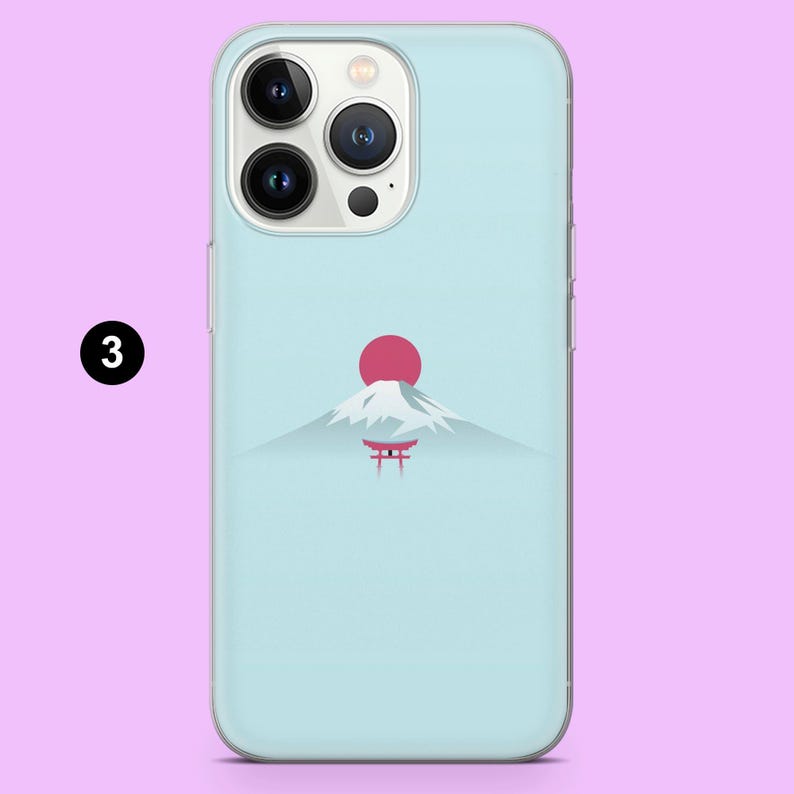 Pode incluir: Capa de telefone azul claro com um design minimalista do Monte Fuji, um sol vermelho e um port&atilde;o torii japon&ecirc;s. A capa tem uma borda transparente e um recorte para tr&ecirc;s lentes.