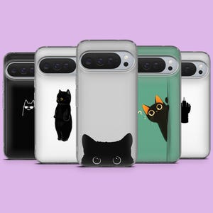 Puede incluir: Una colección de cinco fundas para teléfonos con varios diseños de gatos negros. Las fundas presentan diferentes ilustraciones, incluyendo la cara de un gato, un gato entero y un gato asomándose por detrás de un fondo verde. Las fundas están en fila contra un fondo morado.