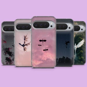 Op de afbeelding: Een verzameling van vijf telefoonhoesjes met drakenontwerpen. Elke hoes heeft een andere achtergrond, waaronder een sterrennacht, een roze lucht en een boslandschap. De draken worden als silhouet afgebeeld, met verschillende vleugelspannen en poses.