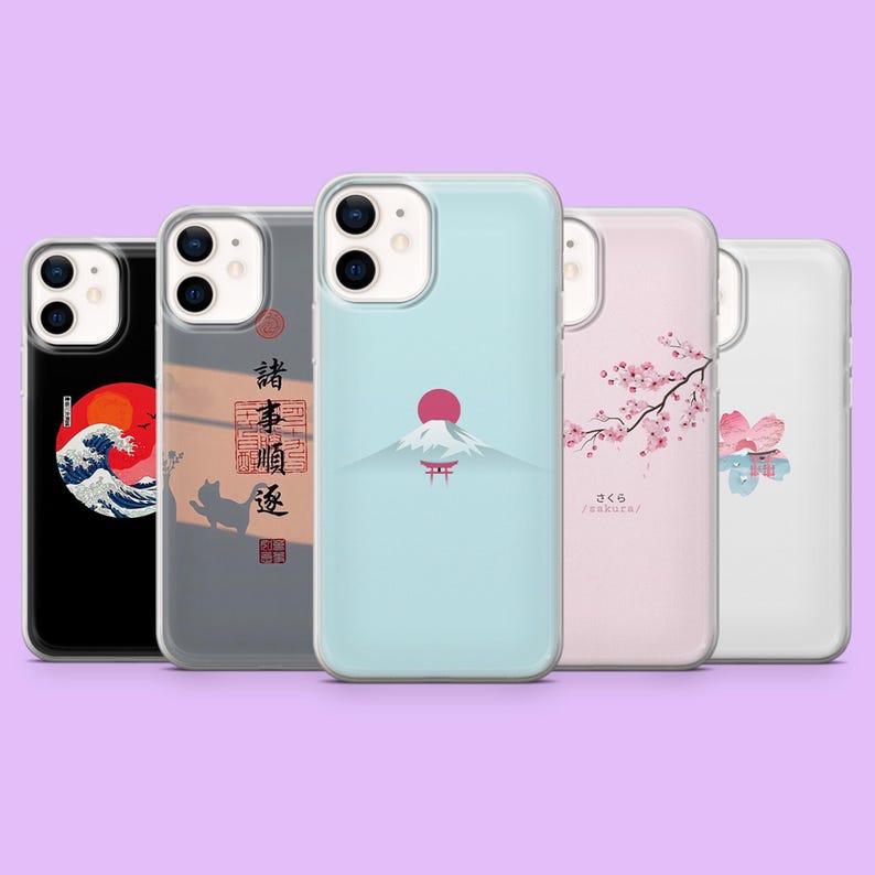 Pode incluir: Uma cole&ccedil;&atilde;o de cinco capas de telefone com designs de inspira&ccedil;&atilde;o japonesa. As capas apresentam ilustra&ccedil;&otilde;es do Monte Fuji, flores de cerejeira e obras de arte tradicionais. As cores incluem preto, azul claro, rosa e branco.