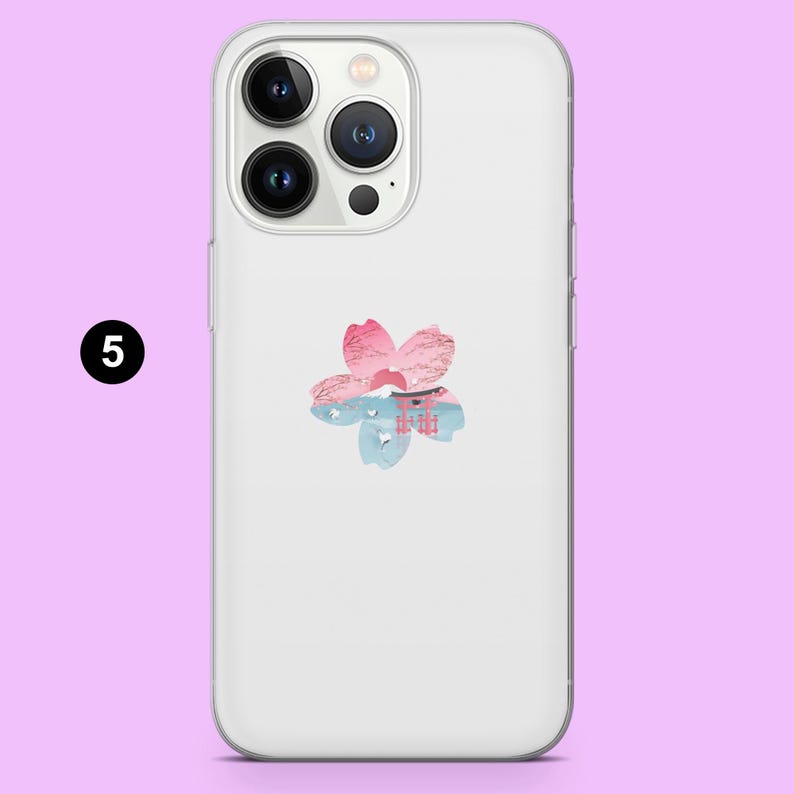 Pode incluir: Uma capa transparente para iPhone com um design floral rosa e azul e texto japon&ecirc;s. O design inclui uma flor rosa com uma cena de montanha e &aacute;gua azul. A capa tem um recorte para a c&acirc;mera e o n&uacute;mero 5 em um c&iacute;rculo preto.
