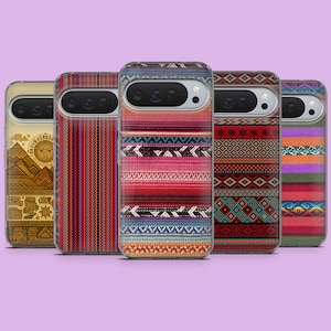 Könnte beinhalten: Fünf Smartphone-Hüllen in einer Reihe, jede mit einem eigenen Muster. Die Designs umfassen ein goldenes Sonnen- und Bergmotiv, vertikale mehrfarbige Streifen, horizontale Webstrukturen, geometrische Rautenmuster und farbige Querstreifen.