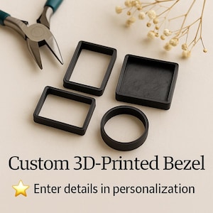 Pode incluir: Apresentação de biséis pretos impressos em 3D em várias formas, incluindo quadrados, retangulares e circulares. Um alicate com cabos turquesa é visível. O texto "Custom 3D-Printed Bezel" e um pedido de personalização estão presentes.