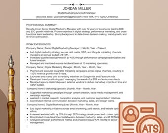 Può includere: Un modello di curriculum vitae con il nome "Jordan Miller" e un riepilogo dell'esperienza nel marketing digitale. Una penna d'epoca è a sinistra e una lente d'ingrandimento con "ATS" a destra, che suggerisce l'ottimizzazione del sistema di tracciamento dei candidati.