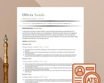 Può includere: Un modello di curriculum vitae con il nome "Olivia Sands" e un titolo professionale. Il curriculum include sezioni per una panoramica professionale e l'esperienza lavorativa. Una penna in stile vintage è in primo piano e un'icona "ATS" è in basso a destra.