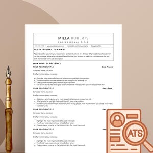 Pu&ograve; includere: Un modello di curriculum vitae con il nome Milla Roberts e il titolo Titolo professionale. Una penna stilografica vintage &egrave; a sinistra. Il curriculum include sezioni per il riepilogo professionale e l'esperienza lavorativa. Un'icona ATS &egrave; a destra.