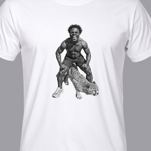 Könnte beinhalten: Weißes T-Shirt mit einer Schwarz-Weiß-Illustration einer Person, die einen Geparden reitet. Die Person ist ohne Hemd und trägt Shorts und Turnschuhe. Der Gepard befindet sich in einer geduckten Position.