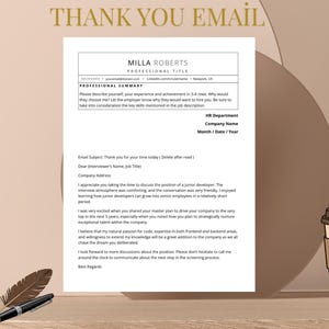 Pu&ograve; includere: Un modello di email di ringraziamento con il testo "THANK YOU EMAIL" in alto. L'email include un riepilogo del curriculum, i dettagli del dipartimento delle risorse umane e una grafica a tazza di caff&egrave;. Un calamaio, una penna e una penna stilografica si trovano nell'angolo in basso a sinistra.