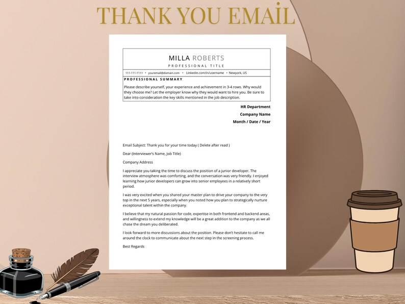 Pu&ograve; includere: Un modello di email di ringraziamento con il testo "THANK YOU EMAIL" in alto. L'email include un riepilogo del curriculum, i dettagli del dipartimento delle risorse umane e una grafica a tazza di caff&egrave;. Un calamaio, una penna e una penna stilografica si trovano nell'angolo in basso a sinistra.