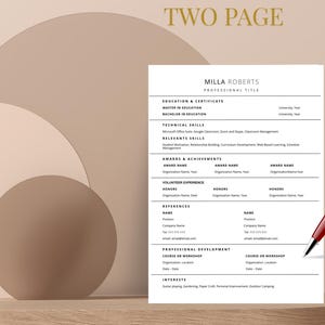 Pu&ograve; includere: Un modello di curriculum vitae di due pagine con la scritta "TWO PAGE" in alto. Il curriculum &egrave; bianco con testo nero e include sezioni per istruzione, competenze, premi e referenze. Una penna rossa poggia sul lato destro del curriculum.