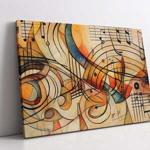 以下が含まれることがあります： 黄色、オレンジ、青、茶色の色合いで描かれた音楽記号の抽象画。記号は渦巻くようなパターンで配置され、動きとエネルギーを感じさせる。
